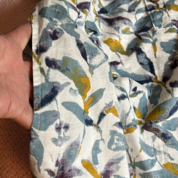 Elsie & Zoey 3/4 sleeved long floral top. Size Medium but runs small. NWT - Picture 9 of 10